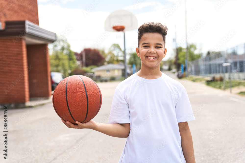 cute Afro american players playing basketball outdoors - obrazy, fototapety, plakaty 