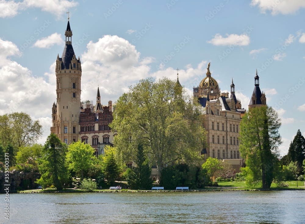 Schweriner Schloss vom See umgeben