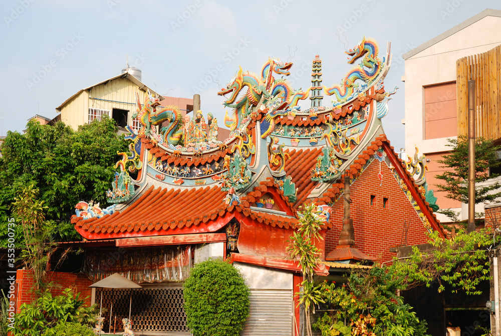 Naklejka premium Hsinchu Taiwan, a temple downtown with dragon figures on the roof