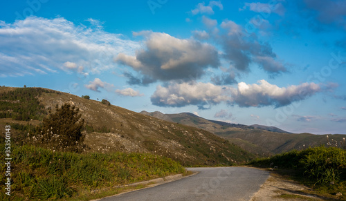 Estrada na montanha com nuvens
