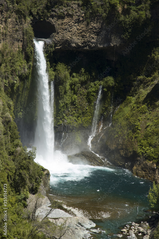 Fototapeta premium Parque nacional Radal Siete Tazas Curicó sur De Chile cascadas bosque nativo naturaleza río aguas claras bosque virgen