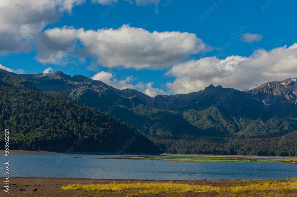 Parque nacional Conguillio  Sur De Chile región de la araucanía naturaleza bosque nativo lago natural Araucaria paisaje montaña turismo