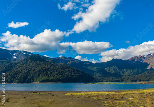 Fototapeta Naklejka Na Ścianę i Meble -  Parque nacional Conguillio  Sur De Chile región de la araucanía naturaleza bosque nativo lago natural Araucaria paisaje montaña turismo
