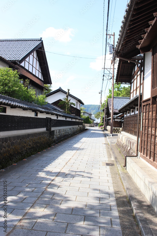 Obraz premium お墓参りへ向かうお寺への参道