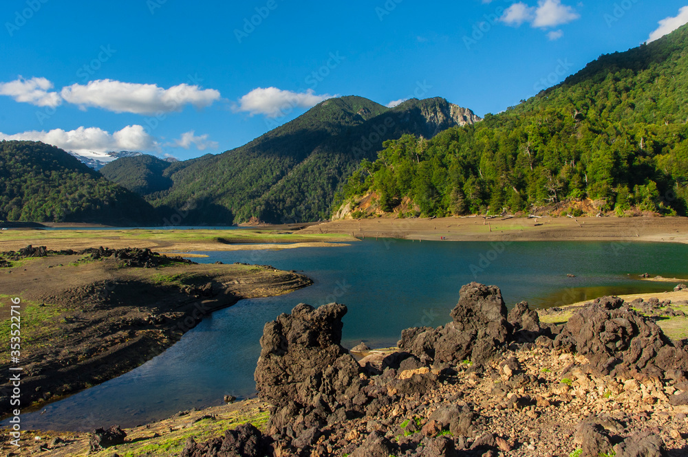 Parque nacional Conguillio  Sur De Chile región de la araucanía naturaleza bosque nativo lago natural Araucaria paisaje montaña turismo