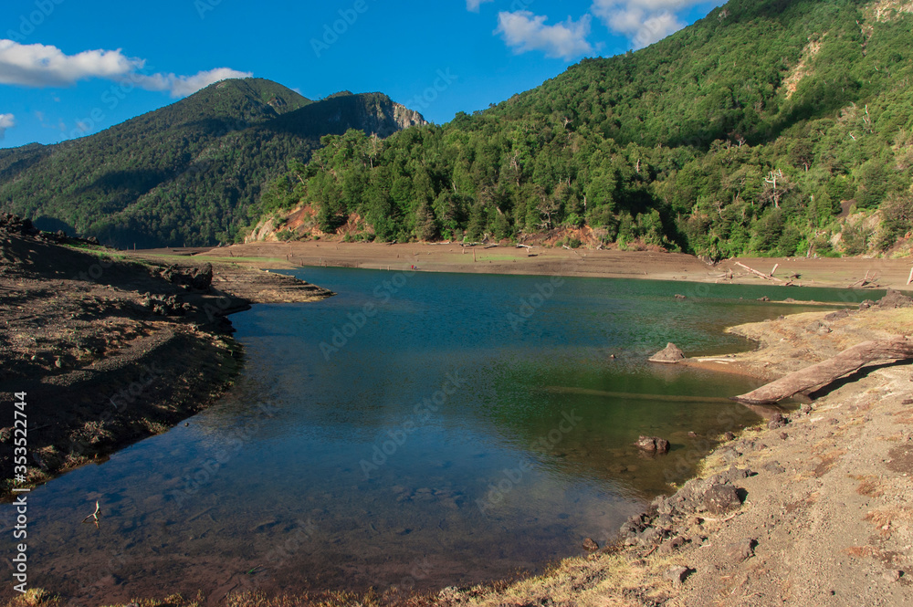 Parque nacional Conguillio  Sur De Chile región de la araucanía naturaleza bosque nativo lago natural Araucaria paisaje montaña turismo