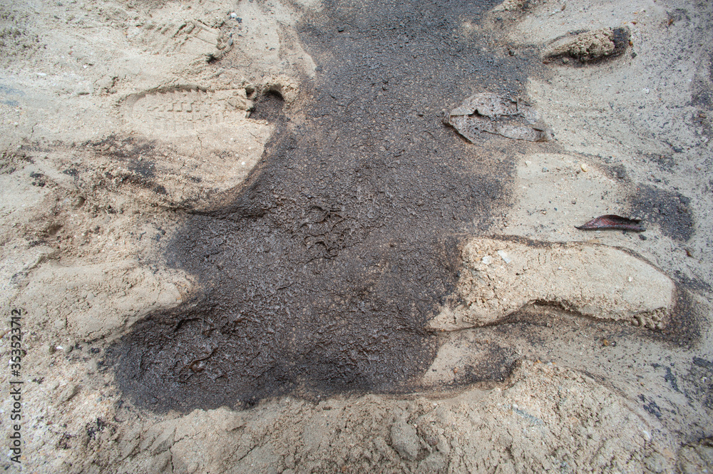 Black oil marks on the beach Which is harmful to the environment..