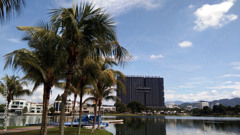 Obraz premium Kuala Lumpur, Malaysia- 30 December 2019; view of Ampang Hilir Lake Garden located at Desa Pahlawan, Kuala Lumpur