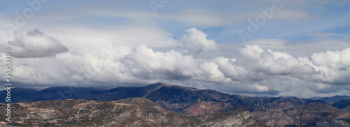 Bello cielo en sierra peruana. Locación Ayacucho, Perú.