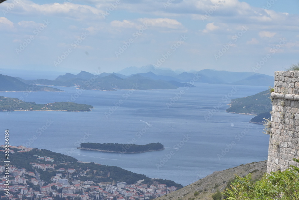 アドリア海の真珠ークロアチア必見の観光スポット　ドブロブニク
