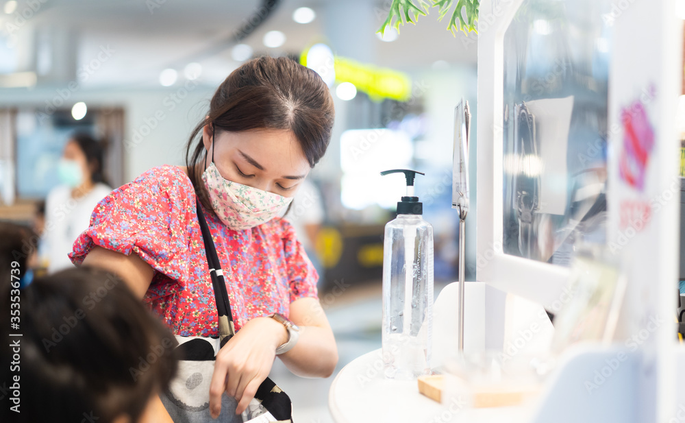 Φωτογραφία Woman wearing mask and paying money in cashier cafe restaurant in mall with partition shield