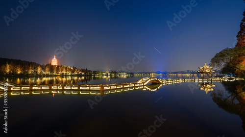 Night view of the West Lake and Leifeng Pagoda