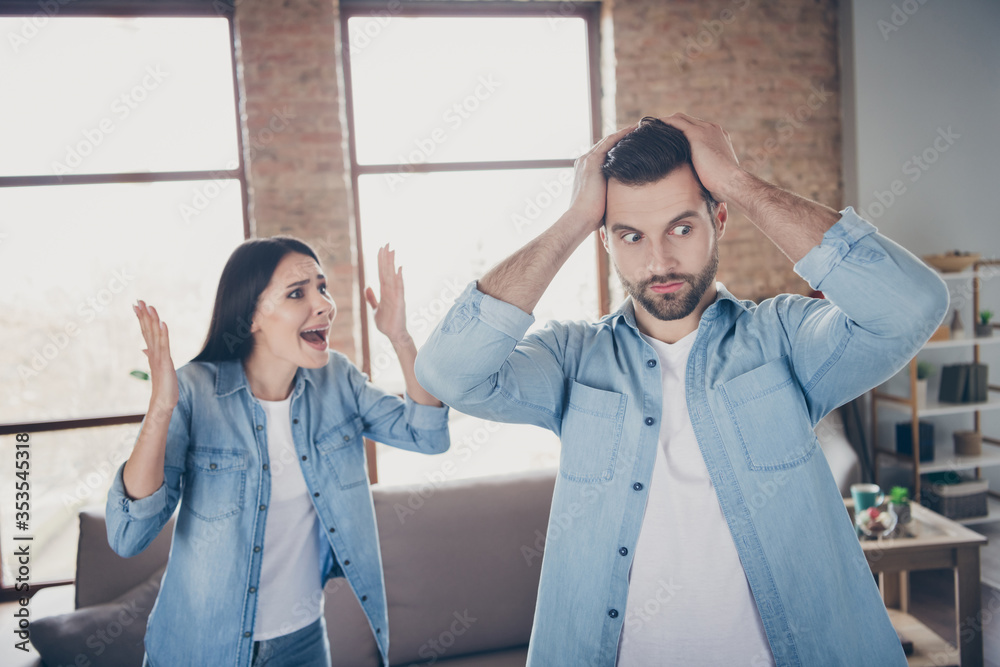 Φωτογραφία Photo of outraged woman shout man have conflict misunderstanding husband touch h