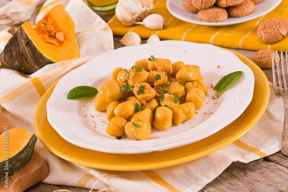 Pumpkin gnocchi with grated amaretti cookies.
Pumpkin gnocchi with grated amaretti cookies.