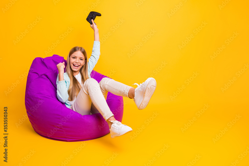 Φωτογραφία Full body photo of beautiful little lady good mood playing video games joystick
