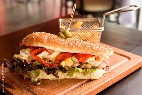 Chivito es un sándwich con carne y otros ingredientes, normalmente condimentado con mayonesa y acompañado de patatas fritas, a veces con ensalada rusa u otro aderezo. Es un di típico uruguayo