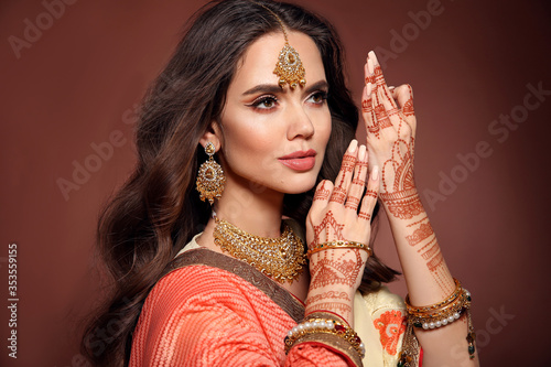 Картината върху платно Mehendi