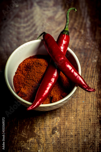 Obraz na płótnie Dry red chilli pepper on wooden table w salonie