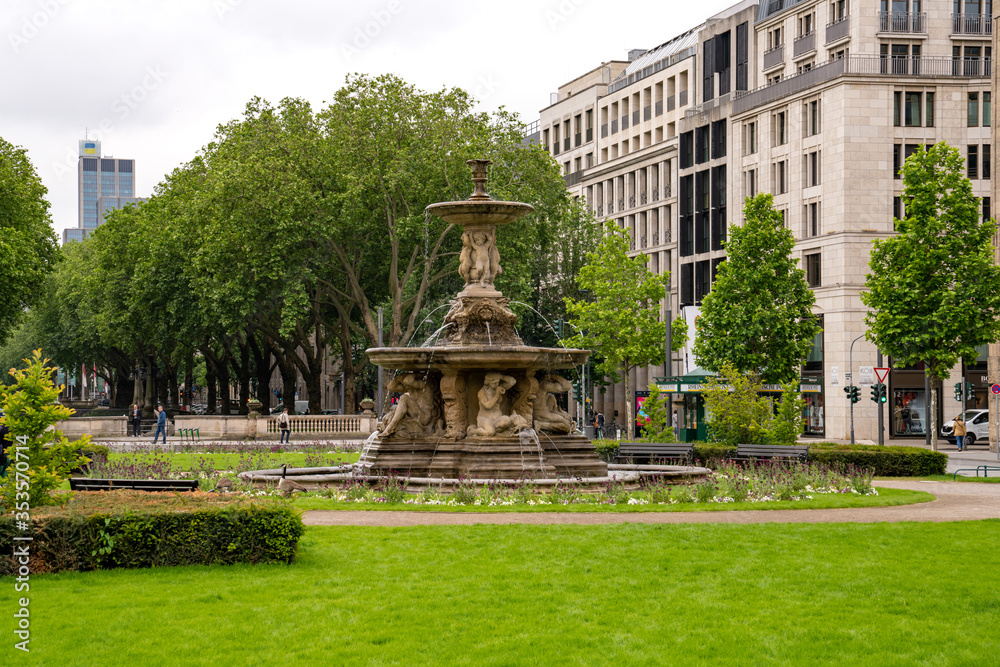 Denkmal an der Königsallee in Düsseldorf, Germany