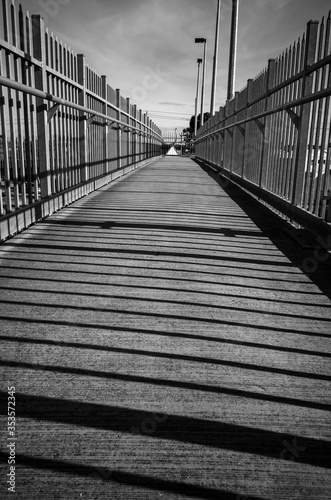 Fototapeta Naklejka Na Ścianę i Meble -  Black and white bridge
