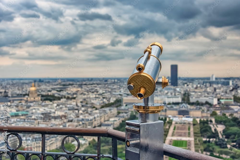 Binoculars or telescope in Paris