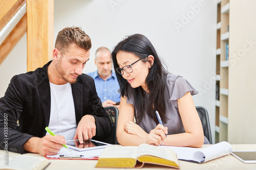 Studenten lernen zusammen in einem Seminar