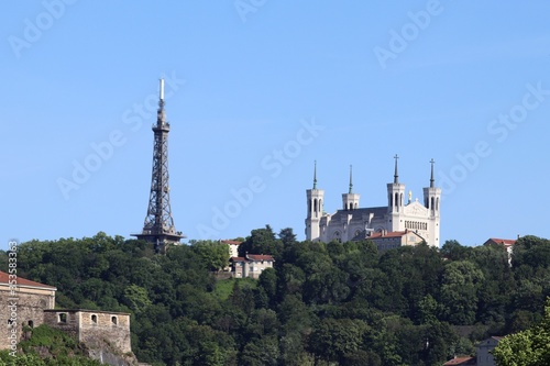 Lyon - La tour métallique et la basilique de Fourvière vues depuis les quais de Saône - Ville de lyon - Département du Rhône - France 