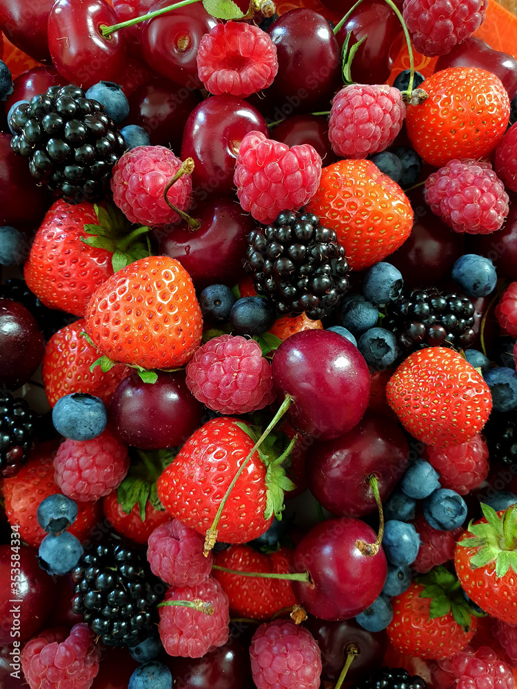 Fototapeta premium garden berries. strawberry cherry raspberry. plate with berries