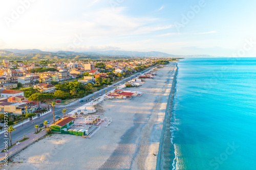 Città di Locri in Calabria, vista aerea in Estate del mare e della costa sabbiosa.