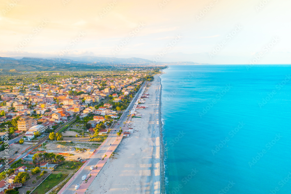 Ardore Marina, città in Calabria. Vista aerea con mare in Estate