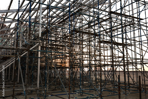 Network of scaffold adjustable jacks for construction of grandstand