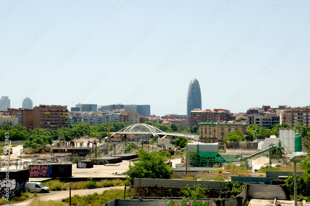 Vista panorámica de la ciudad de Barcelona. Vista de la torre del agua ...