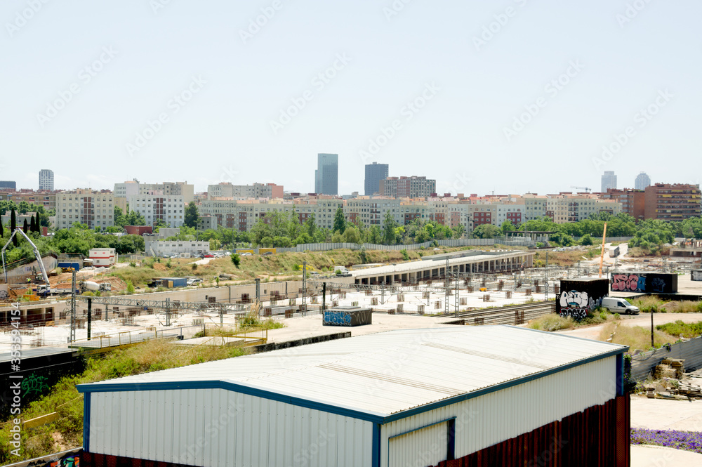 Vista panorámica de la ciudad de Barcelona. Construcción de las obras de ferrocarril ave