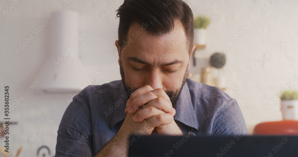 Obraz premium Overworked man praying while working