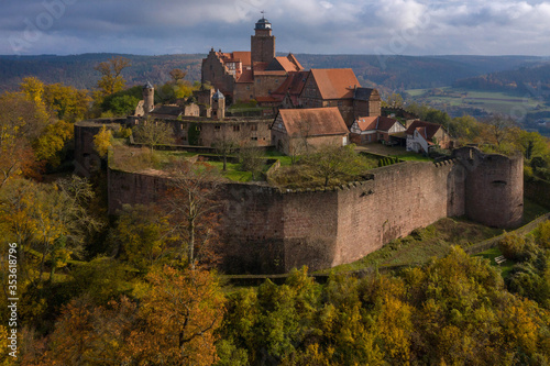 Die Burg-Breuberg an einem Herbsttag am Abend.