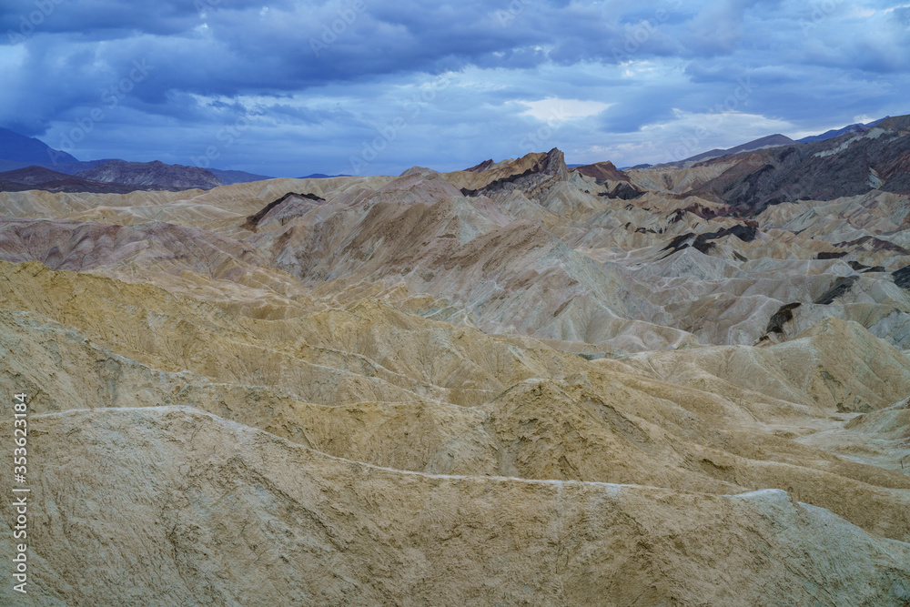 Obraz premium hikink the golden canyon - gower gulch circuit in death valley, california, usa
