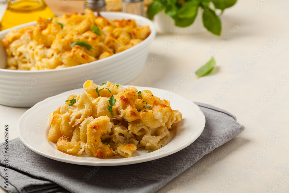 Traditional North American dish. Baked pasta with cheese.