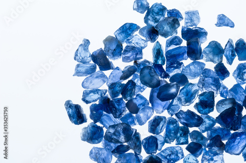 ブルーに輝くサファイヤ