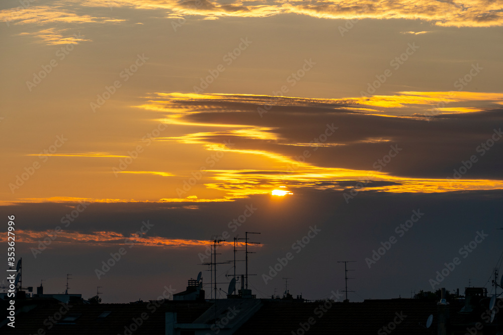 Obraz premium Tramonto sui tetti di San Siro (Milano)