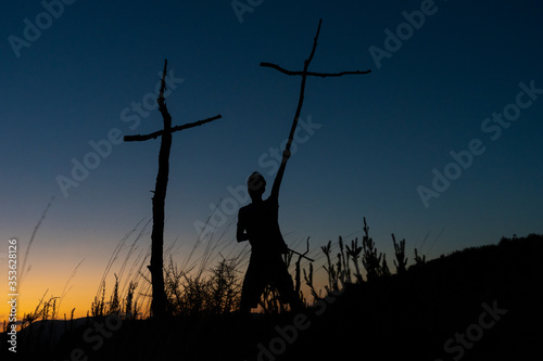 Fotografie joven atardecer con el cielo azul