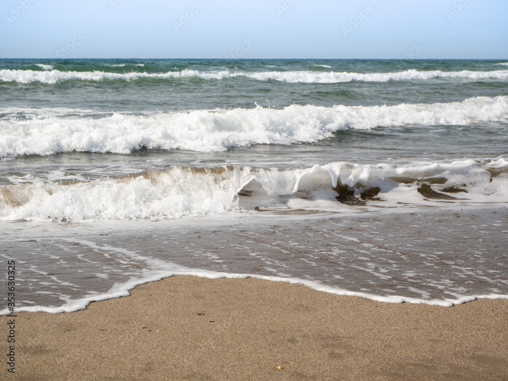 Fototapeta premium 次々に押し寄せる波。第1波から第3波