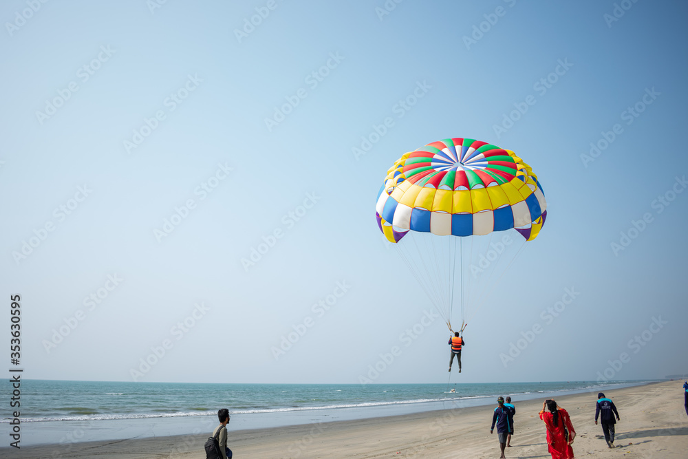 Obraz premium Parasailing in the blue sky of Cox's Bazar