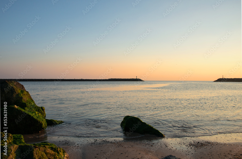 Küstenlinie mit Mole, blaue Stunde, Sonnenuntergang