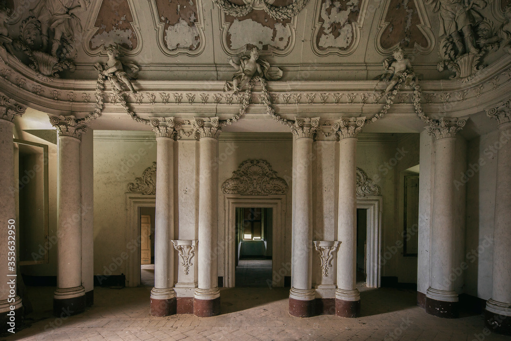 Obraz premium columns in an old italian villa