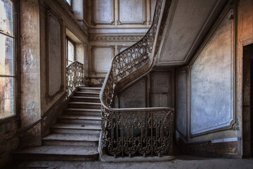 Wandcirkels Oude verlaten gebouwen Oude versleten houten trap  © alex