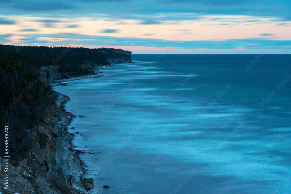 Obraz premium Winter Sunset Over An Coastline