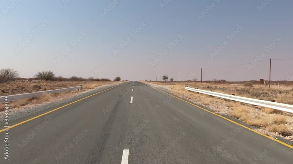 Fahrt in der Mitte der Asphaltstraße Namibias