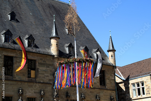 Der Rathausplatz in Osnabrück mit einem Maibaum