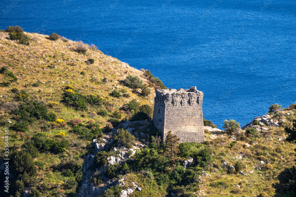 Torre di Montalto dal sentiero che conduce alla Baia di Ieranto, Nerano, Massa lubrense, Italia
