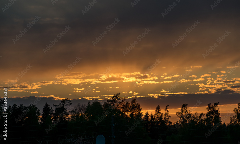 Obraz premium a beautiful sunset sky over the roof of the house